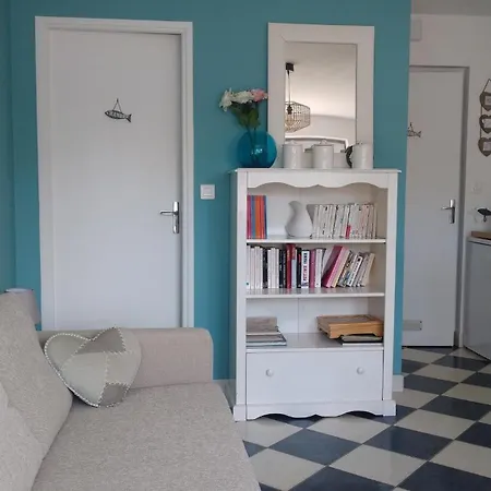 - Avec Grande Terrasse Au Centre Du Village Appartement *